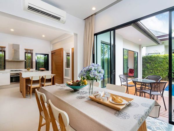 open-space-dining-table-with-pool-view_t20_Qz8JnG